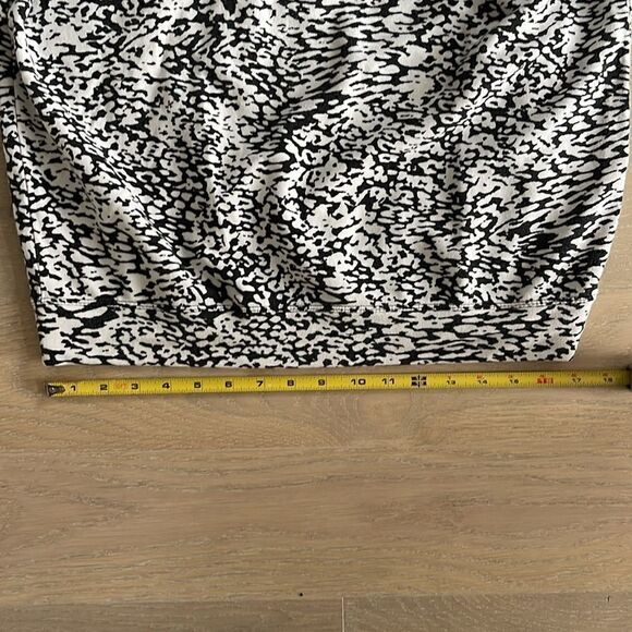 Athleta Leopard Print Seamless Long Sleeve Shirt. Black and white, Extra Small. - Picture 4 of 6